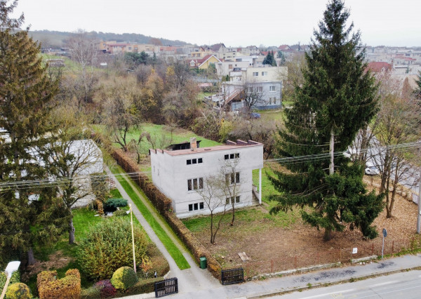 NA PREDAJ STARŠÍ DOM V STROPKOVE S POZEMKOM 4 479 m²